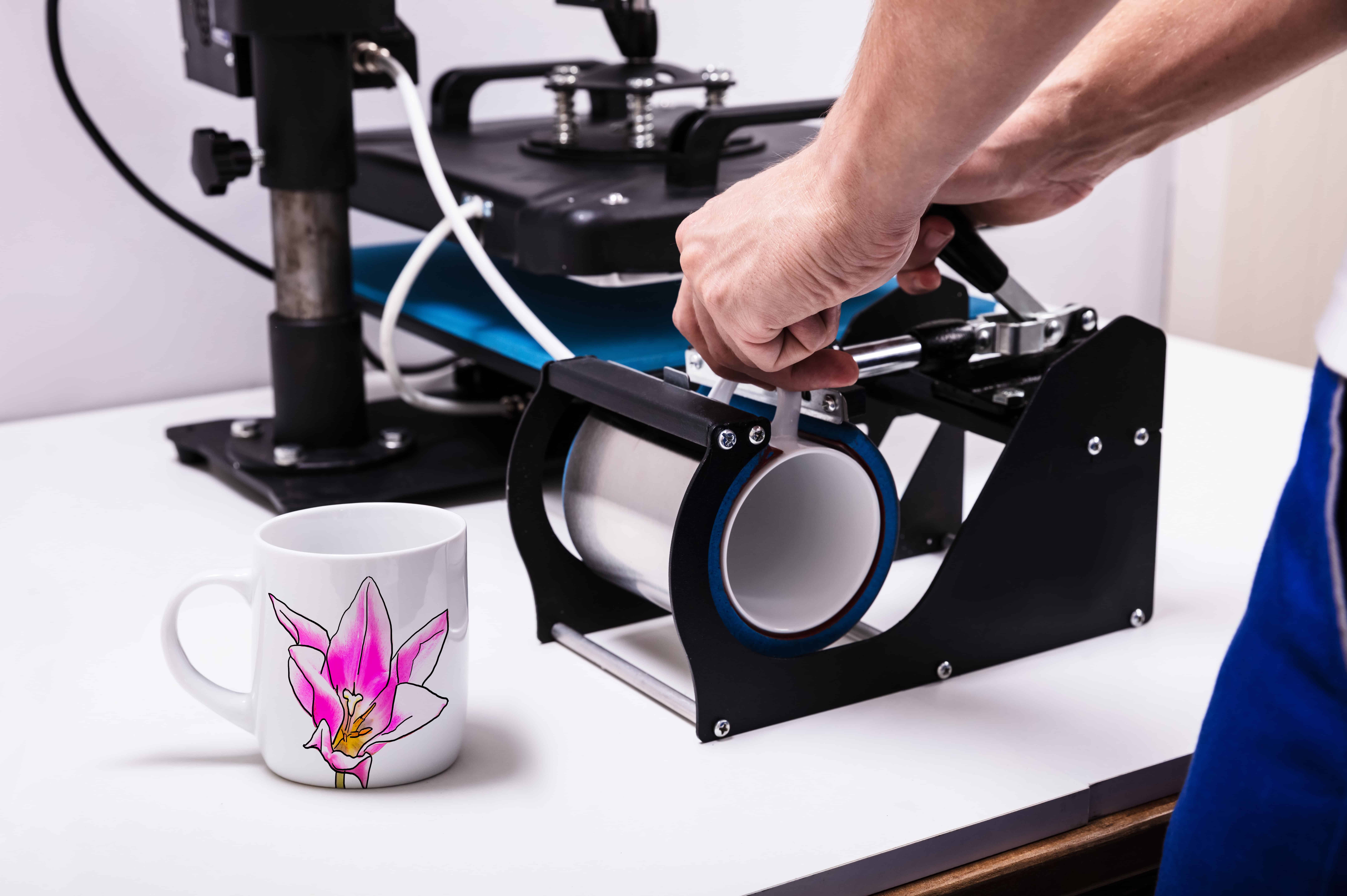 printing on mugs in workshop